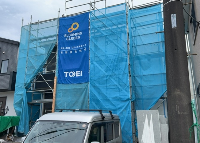 【前面道路含む現地写真】 | 座間新築戸建 | 道幅が狭い場所は比較的土地の値段が低いことが多く、また交通量が少ないため騒音が少なく静かな環境で過ごせます。また、小さいお子様がいるご家庭も安心です。一方で車の駐車が難しいというデメリットもあります。