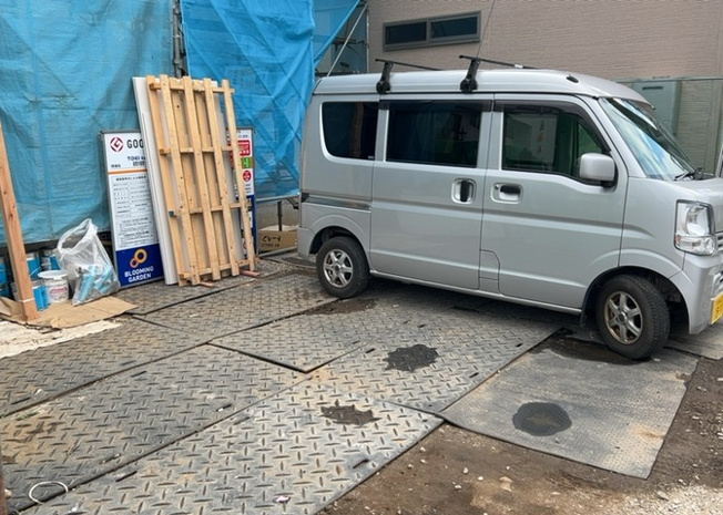 【駐車場】 | 座間新築戸建 | 車一台あたりに必要なスペースは、標準サイズの普通自動車で横幅2m50cm、長さ5mは必要になります。ただし、乗降のことも考慮して横幅3m30cm、長さ5m50cmほどは確保できるところを選びましょう。