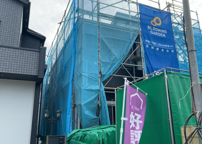 【外観】 | 座間新築戸建 | 現在は上棟となっています。現地をご見学に行く際は、道路の幅や周辺の交通量、施設などをご確認頂くことをおすすめします！ある程度イメージをつけたいという場合は、同売主の施工事例や完成パースもお見せします。