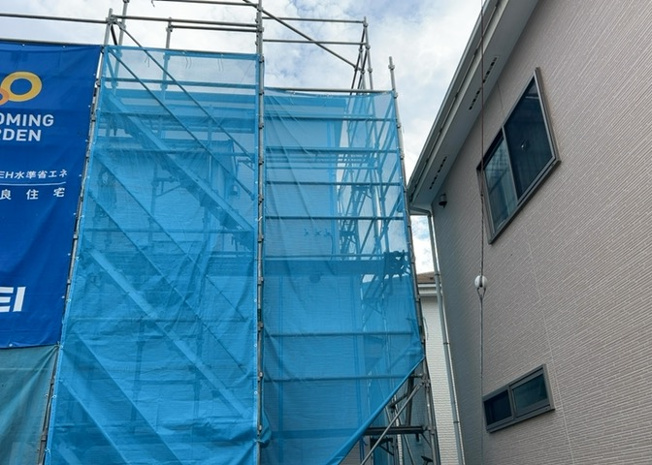 【バルコニー】 | 座間新築戸建 | 一般的なバルコニーは、奥行1.5ｍ程ですが、ワイルドバルコニーは2ｍまで広がっています。そのため洗濯物の間隔をあけ干すことができ、乾きやすいというメリットや、ガーデニングが楽しめる等の特徴があります。