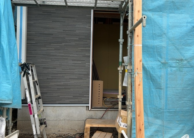 【セキュリティ】 | 座間新築戸建 | モニターで来訪者を確認して、目的が分からない場合はインターホンを通じて室内から会話することができます。怪しいと感じた場合はインターホン越しにお帰りいただくことができるので、直接会うことがなく安全です。
