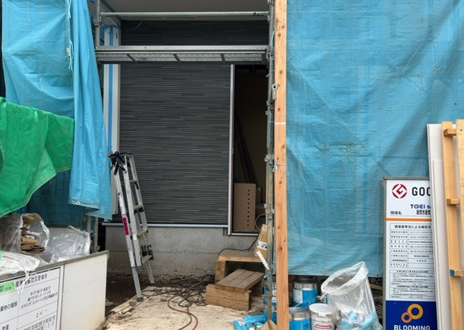 【玄関】 | 座間新築戸建 | 玄関は、狭すぎると複数人で使いにくく、広すぎても無駄な空間になりがちです。最低2畳を目安にして、家の広さとの兼ね合いや家族の人数を考慮して決めるとよいでしょう。現地を見学して快適な玄関を選びましょう！