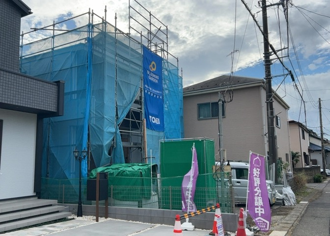 【前面道路含む現地写真】 | 座間新築戸建 | 住宅用の土地では前面道路に2m以上接していなければならないと法律で定められています。しかし、お持ちの車のサイズやライフスタイルなどにより、2mでは利便が悪い場合もございますので、事前に確認しましょう。
