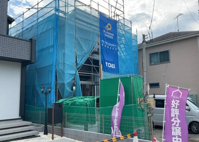 【前面道路含む現地写真】 | 座間新築戸建 | お持ちの車種によっては前面道路が広い方が便利でしょう。しかし、前面道路が広ければその分交通量が多くなるため、騒音などが気になる場合があります。実際に現地を見学し、周辺交通量や騒音などを確認しましょう！