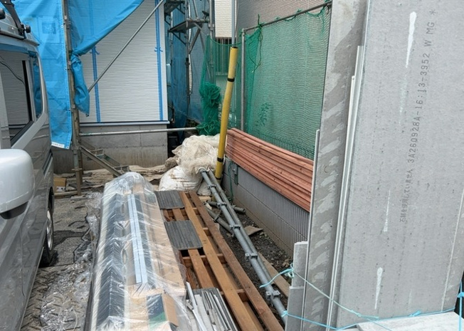 【庭】 | 座間新築戸建 | 庭があることでガーデニングや家庭菜園はもちろん、こどもの遊び場やペットを放して遊ぶことができます。また、家の周囲に余裕があるということです。隣地との間があれば、十分な日当たりと、風通しが確保できます。