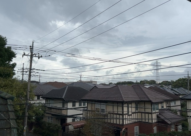 【展望】 | 金井中古戸建 | バルコニー等からの眺望です。第一種低層住居専用地域の静かな街並みが広がり、周囲に高い建物がないため開放的な見晴らしを楽しめます。約81mの距離には緑豊かな代官山公園もあり穏やかな住環境です。