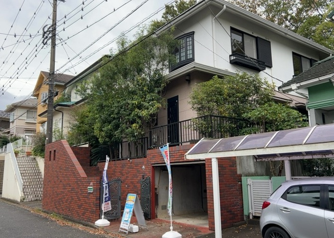 【前面道路含む現地写真】 | 金井中古戸建 | 北西側にある幅員約6.0mの公道に接道しています。道路幅にゆとりがあるため、お車の出し入れやすれ違いがスムーズに行えます。通行量も比較的少なく、小さなお子様のいるご家庭でも安心感のある環境です。