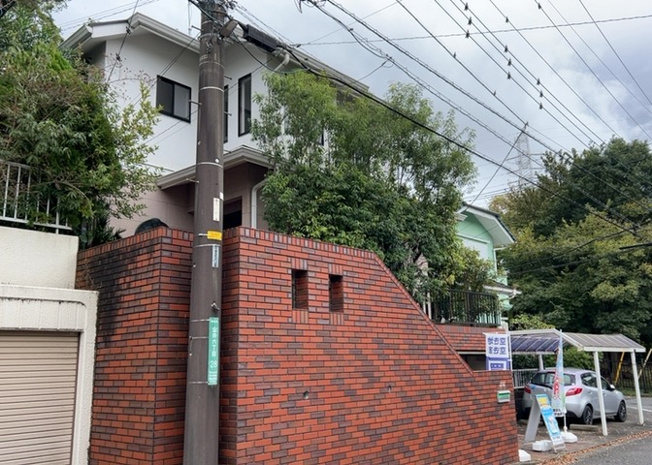 【前面道路含む現地写真】 | 金井中古戸建 | 前面道路を含む周辺の街並みです。建蔽率40％・容積率80％に制限された低層住宅街のため、各住戸の間にゆとりが保たれています。整然とした美しい街並みが広がり、静かで落ち着いた暮らしが叶います。