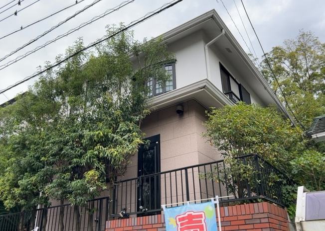 【外観】 | 金井中古戸建 | 土地面積166.13平米のゆとりある敷地に建つ木造2階建ての中古一戸建てです。第一種低層住居専用地域内に位置しており、周囲に高い建物が建ちにくいため、将来にわたり開放的な住環境が保たれます。