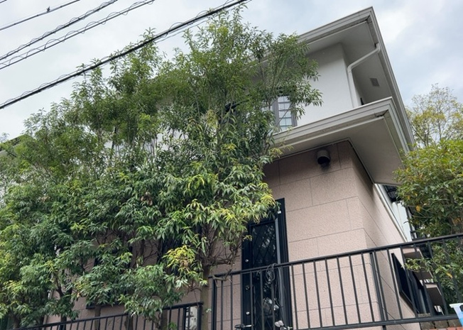 【外観】 | 金井中古戸建 | 町田市金井町に佇む一戸建ての外観写真です。徒歩1分（約81m）の場所に代官山公園があり、子育て環境にも恵まれています。小田急小田原線鶴川駅からのバス利用も可能で、落ち着いた暮らしが実現できます。