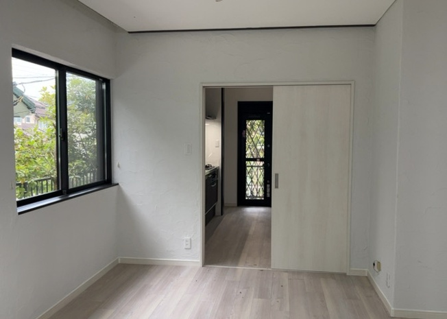 【ダイニング】 | 金井中古戸建 | 全居室フローリング仕上げの美しいダイニングエリアです。家具の配置がしやすいすっきりとしたレイアウトとなっており、大きなダイニングテーブルを置いてもゆったりとした生活動線がしっかりと確保できます。