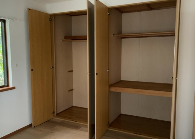 【収納】 | 金井中古戸建 | 衣類や大型の荷物を一元管理できる納戸（サービスルーム）スペースです。約2.3帖の広さがあり、季節物の家電や衣類、趣味の道具などを整理して収めることができるため、居室を広々と活用できます。