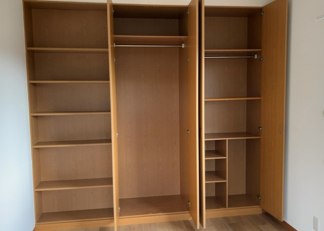 【収納】 | 金井中古戸建 | 居室内に備え付けられた便利なクローゼット収納です。ハンガーパイプや棚板が設置されており、衣類や日用品を効率的に収納できます。お部屋の中に余計な家具を置かず、空間を広く使える便利な設備です。