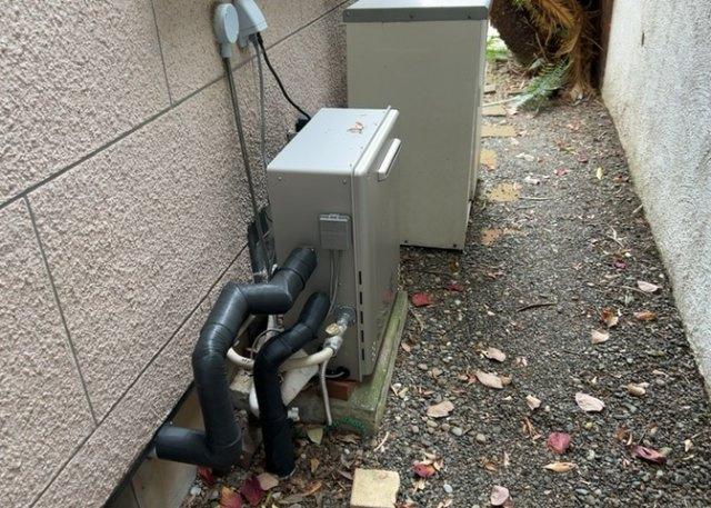 【発電・温水設備】 | 金井中古戸建 | 毎日の生活に欠かせない給湯設備が整っています。都市ガス仕様で効率よくお湯を沸かすことができ、バスタイムやキッチンでの水まわり作業を快適に支えます。簡単操作で温度設定が行える利便性も魅力です。