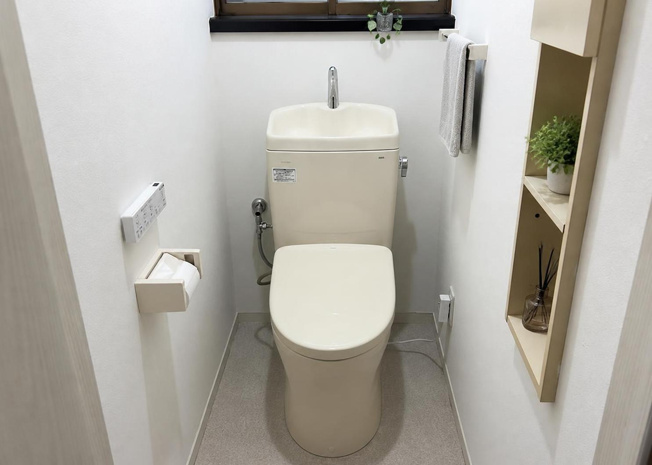 【トイレ】 | 金井中古戸建 | トイレは2箇所設置されており、朝の混雑する時間帯もスムーズにご利用いただけます。2026年7月実施の内装一部リフォームにより衛生面でも清潔な状態に保たれており、気持ちよくお使いいただけます。