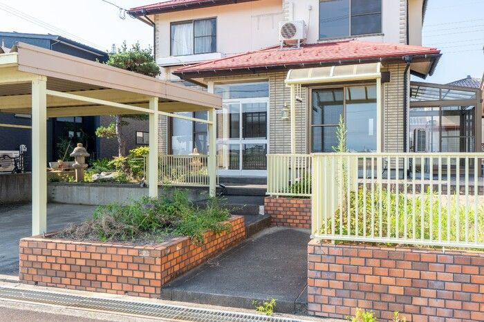 金山新東貸家のエントランス