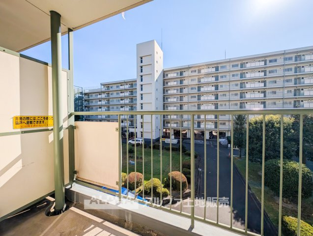 東大和グリーンタウンのバルコニー|【Sunny Balcony】◆南向きバルコニー◆自然光を取り込みやすい南向きの屋外スペース。洗濯物干しなど日常生活に活用でき、リビングの明るさにもつながります。