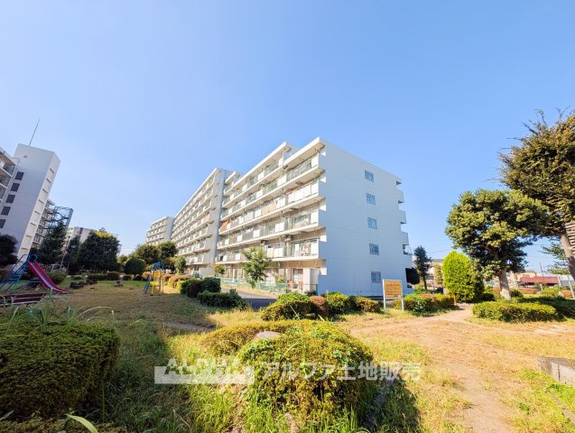 東大和グリーンタウンの外観|【Comfortable Living】◆3駅利用可能な住環境◆多摩モノレール「桜街道」駅徒歩13分。西武拝島線の2駅も利用でき、通勤や通学にも便利な立地です。