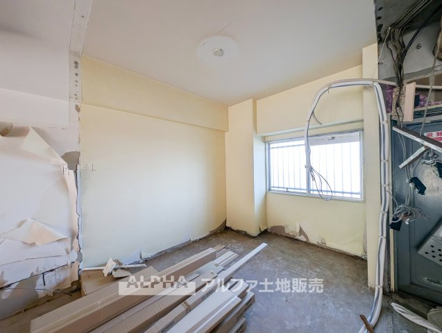 東大和グリーンタウンの洋室|【Private Room】◆約6.8帖の洋室◆寝室や趣味の部屋など、多目的に利用できる居室。収納スペースも備え、衣類や日用品を整理しやすい間取りです。