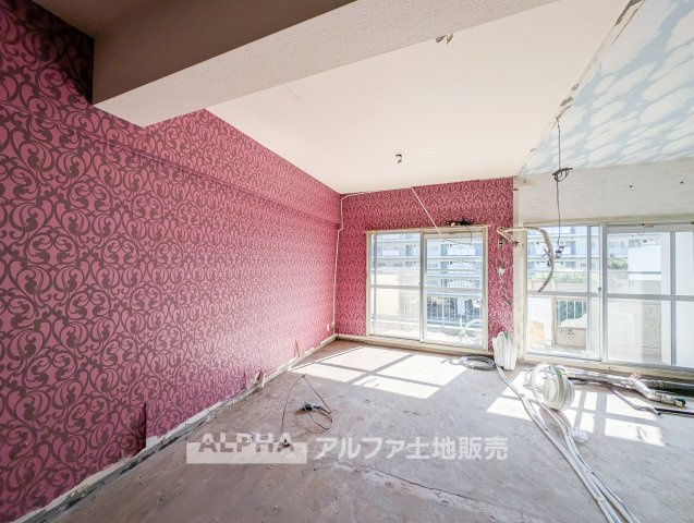 東大和グリーンタウンの洋室|【Cozy Bedroom】◆約5.9帖の洋室◆家族それぞれの生活空間として使える洋室。ベッドやデスクの配置を考えながら、自分らしい部屋づくりを楽しめます。