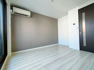 ラルーチェ川崎の居間・リビング|アクセントクロスのおしゃれな居室