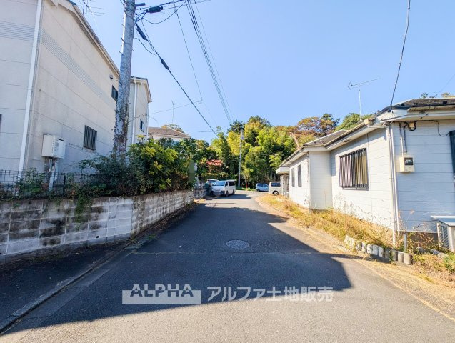 西多摩郡日の出町大字大久野の中古一戸建の前面道路含む現地写真|【Peaceful Residence】◆落ち着いた街並みに佇む住まい◆第一種低層住居専用地域に位置する木造2階建住宅。外壁屋根塗装や庭木の伐採を予定し、新しい暮らしに向けて住環境を整えます。