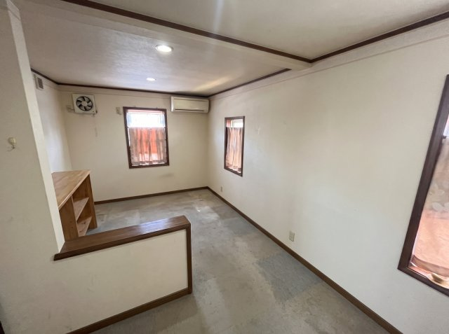 中山町中古戸建てのその他共用部分|三面鏡の洗面化粧台です！コンセント・可動棚付きで収納に便利です♪