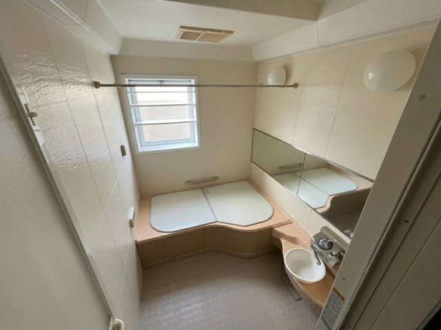 中山町中古戸建てのトイレ|落ち着いた色調のトイレです