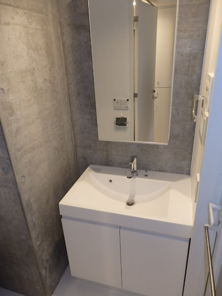 新品家具付きマンション下目黒6(KaGood東京)の独立洗面台