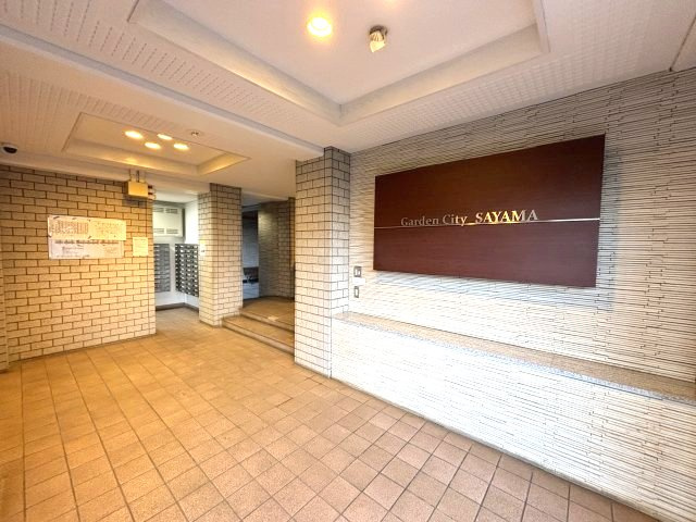 ガーデンシティ狭山壱号館のエントランス|エントランスは清掃が行き届いており、清潔感と高級感があります。