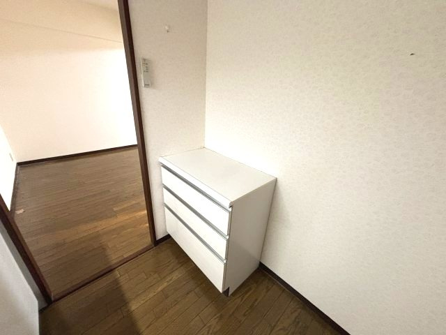 ガーデンシティ狭山壱号館のキッチン|キッチン背面には、収納あり。