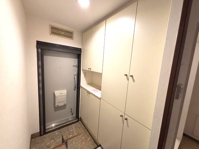 ガーデンシティ狭山壱号館の玄関|玄関収納充実しております。