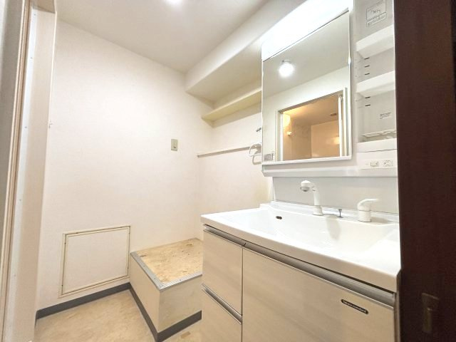 ガーデンシティ狭山壱号館の独立洗面台|毎朝の支度に欠かせない洗面所です。綺麗にお使いになっており、清潔感があります。