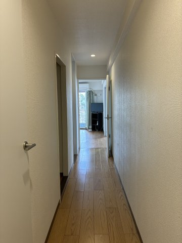 咲見町ハイツの内装|リフォーム済みの室内は玄関、廊下からも清潔感がうかがえます。