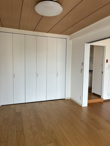 咲見町ハイツの洋室|寝室にお使いいただける洋室です。大容量のクローゼット付きです。