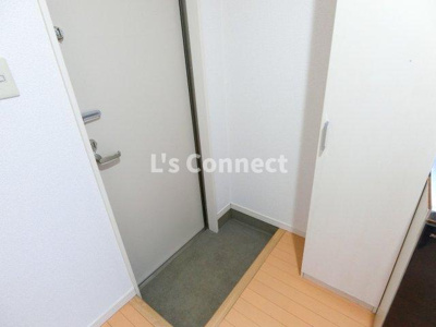 【玄関】 | クレフラスト台原駅前 | 背の高い下駄箱で靴も収納できます。