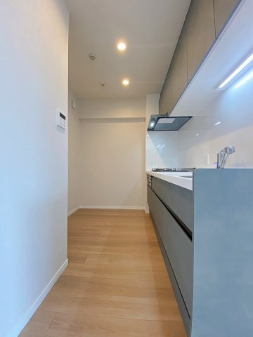 レクセル本川越のキッチン|家事がスムーズに進む使い勝手の良いシステムキッチンを導入しました。お料理中もリビングの様子が見渡せる開放的な設計となっており、家族との会話を楽しみながら美味しいお料理を作れます。