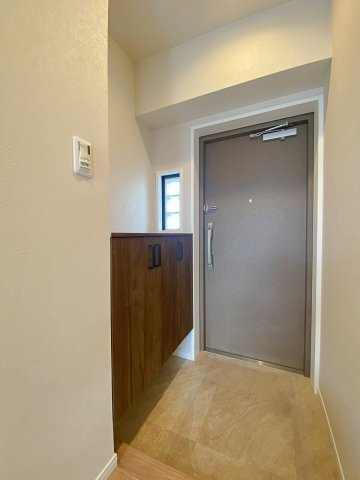 レクセル本川越の玄関|すっきりと整理整頓できる収納力を備えた使い勝手の良い玄関スペースです。ご家族や大切なゲストを心地よくお出迎えすることができ、毎日のいってきますとただいまの時間を明るく彩ります。