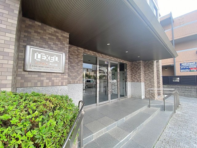 レクセル本川越|綺麗に管理された清潔感あふれるエントランスアプローチです。日々の暮らしを心地よく迎えてくれる落ち着いた佇まいとなっており、住まう方のステータスを高めてくれる美しい共用空間です。