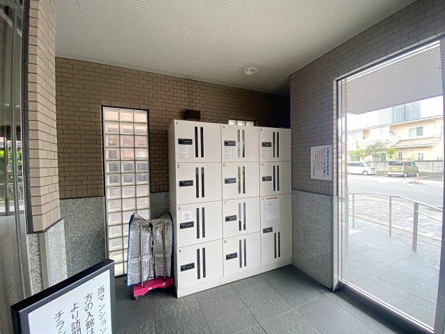 レクセル本川越の設備|不在時のお荷物受け取りにとても便利な宅配ボックスを完備しています。時間を気にせず安心して外出できるため、お仕事やご用事で忙しい毎日を送るご家族をしっかりとサポートしてくれます。