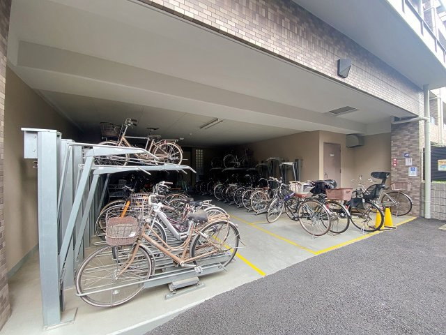 レクセル本川越のその他共用部分|いつも綺麗に整理整頓されている使い勝手の良い駐輪場スペースです。屋根付きの安心設計となっており大切な自転車を雨風からしっかりと守ってくれるため、毎日の通勤や通学にも大変便利です。