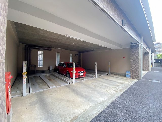 レクセル本川越の駐車場|お車の出し入れがスムーズに行える敷地内の駐車場スペースです。大切なお車を身近に停めておくことができ、マイカーを利用したお出かけや日々のショッピングにも大変便利な嬉しい設備です。