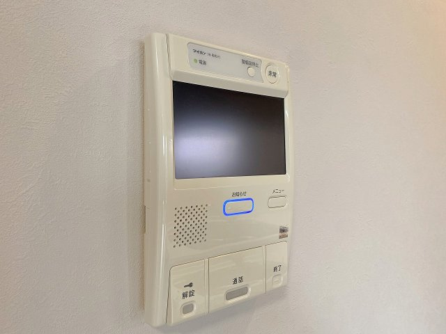 レクセル本川越のセキュリティ|TVモニター付きインターフォン完備。ご自宅にいながら来訪者の顔をしっかりと確認できるため、小さなお子様のお留守番時や女性の方でも安心して日々をお過ごしいただける防犯性の高い設備です。