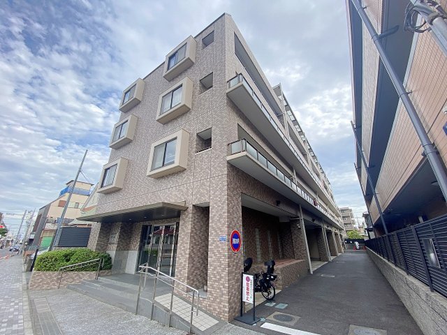 レクセル本川越の外観|落ち着きのあるデザインが魅力的な建物外観。周辺の街並みとも美しく調和する佇まいです。綺麗に手入れされた共用部分からは、管理体制の良さや住み心地の良さがしっかりと伝わってくる物件です。