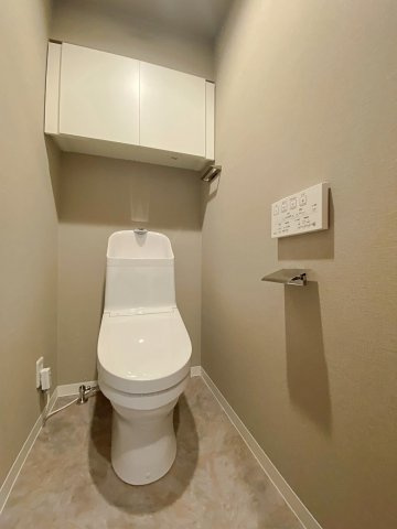 レクセル本川越のトイレ|トイレ新規交換済み。快適な温水洗浄便座付きの清潔感あふれるレストルームです。白を基調とした爽やかな空間となっており、毎日使う場所だからこそ、いつでも気持ちよくお使いいただける仕様です。