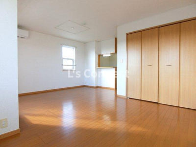 【居間・リビング】 | サウスレジデンスⅡ | 角部屋で２面に窓があります。