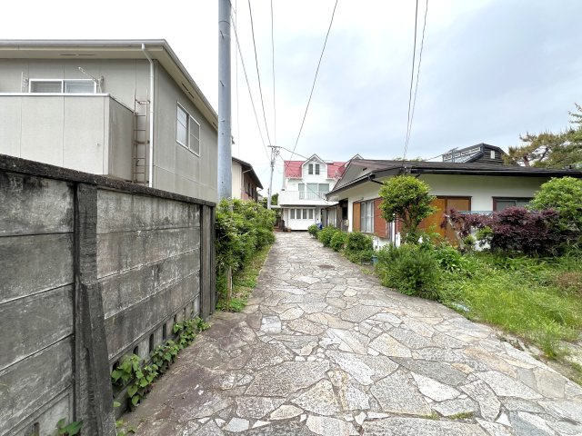 鎌倉駅まで徒歩10分　閑静な住宅地の前面道路含む現地写真|前面道路