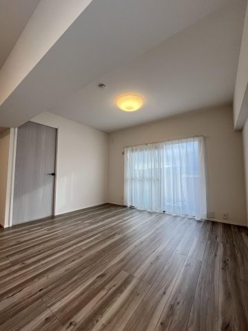 【居間・リビング】 | 新栄アンピール南福岡 | 南側バルコニーに面しているため、太陽の明かりを感じることが出来ます