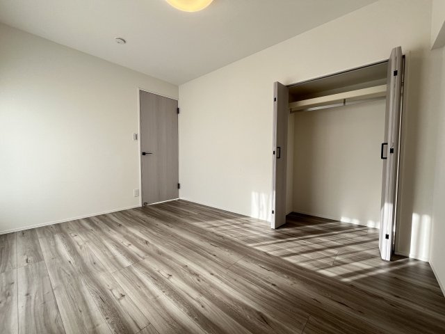 【洋室】 | 新栄アンピール南福岡 | 南東バルコニーへ面した明るい室内です。大容量のクローゼットも完備