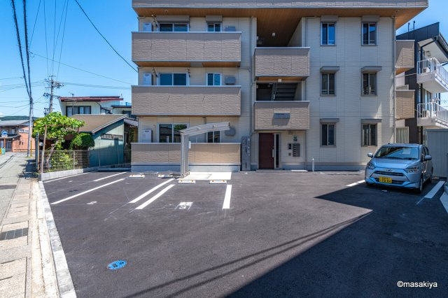トリシアの駐車場|室内写真は3階のお部屋のものです。色が異なる場合があります。